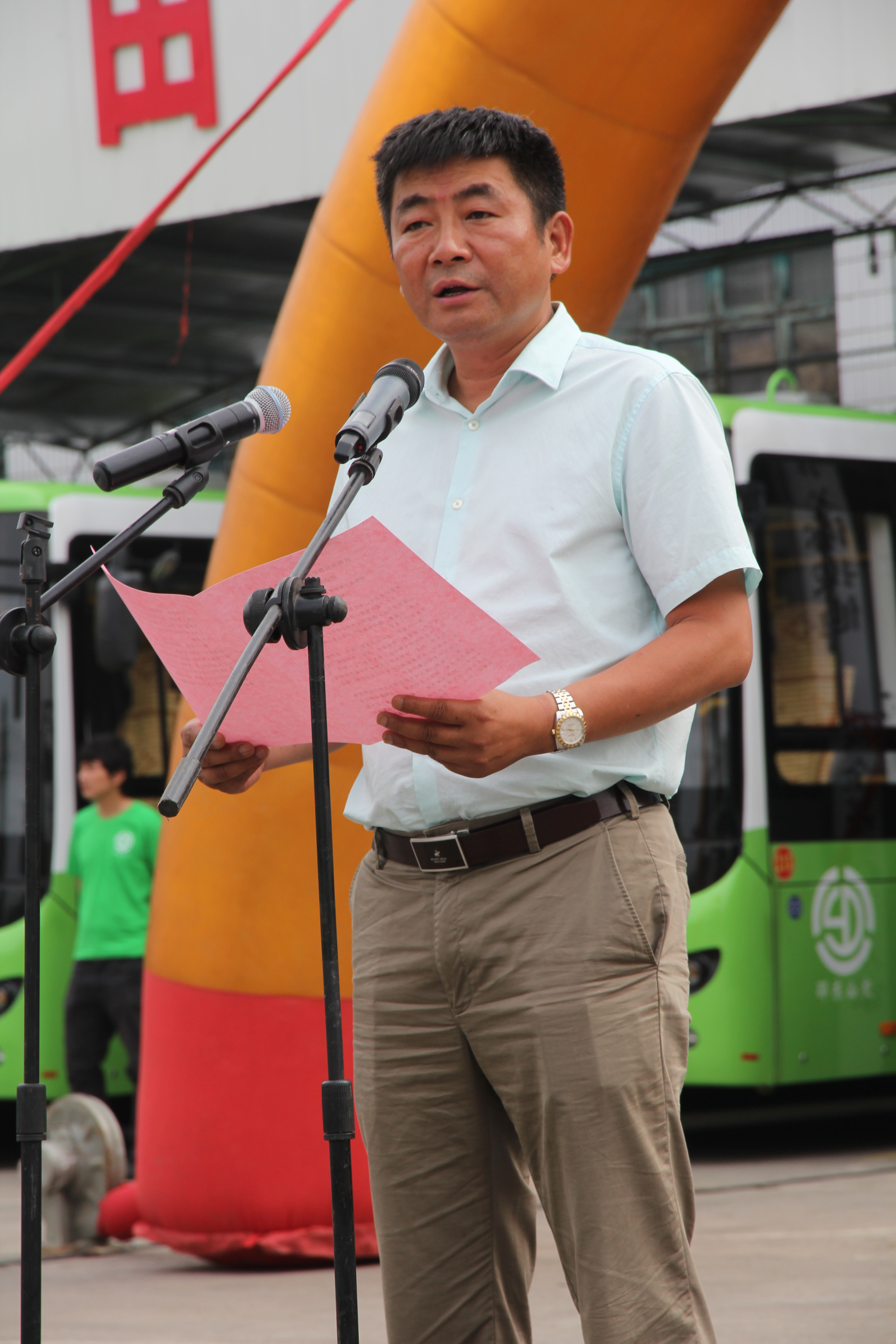圖為純電動(dòng)公交車整裝待發(fā)。圖為市民在試乘純電動(dòng)公交車