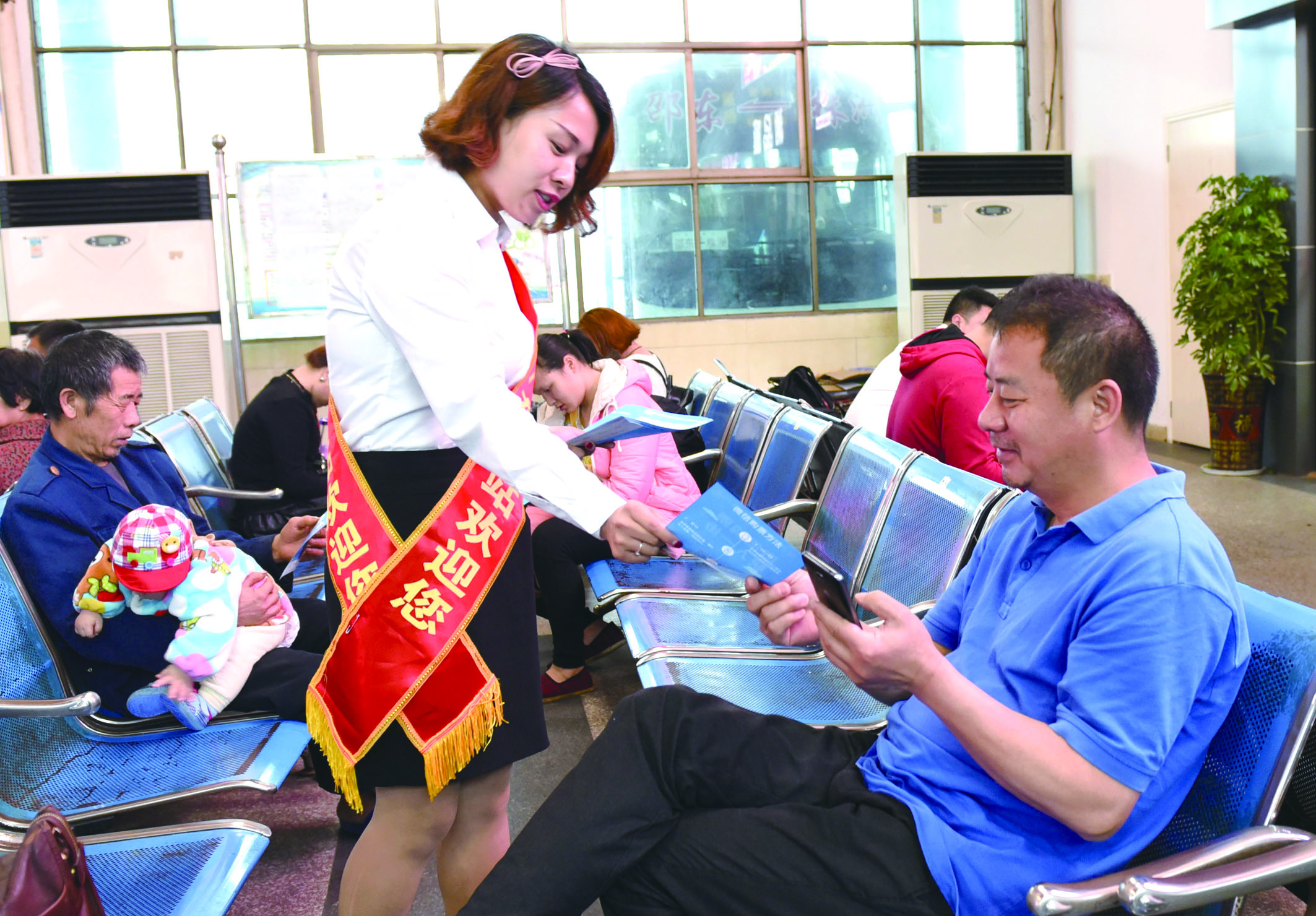 4月21日，邵東汽車西站工作人員在向旅客推介互聯(lián)網(wǎng)+站+車+客平臺的推廣應(yīng)用與購票實名制宣傳。
