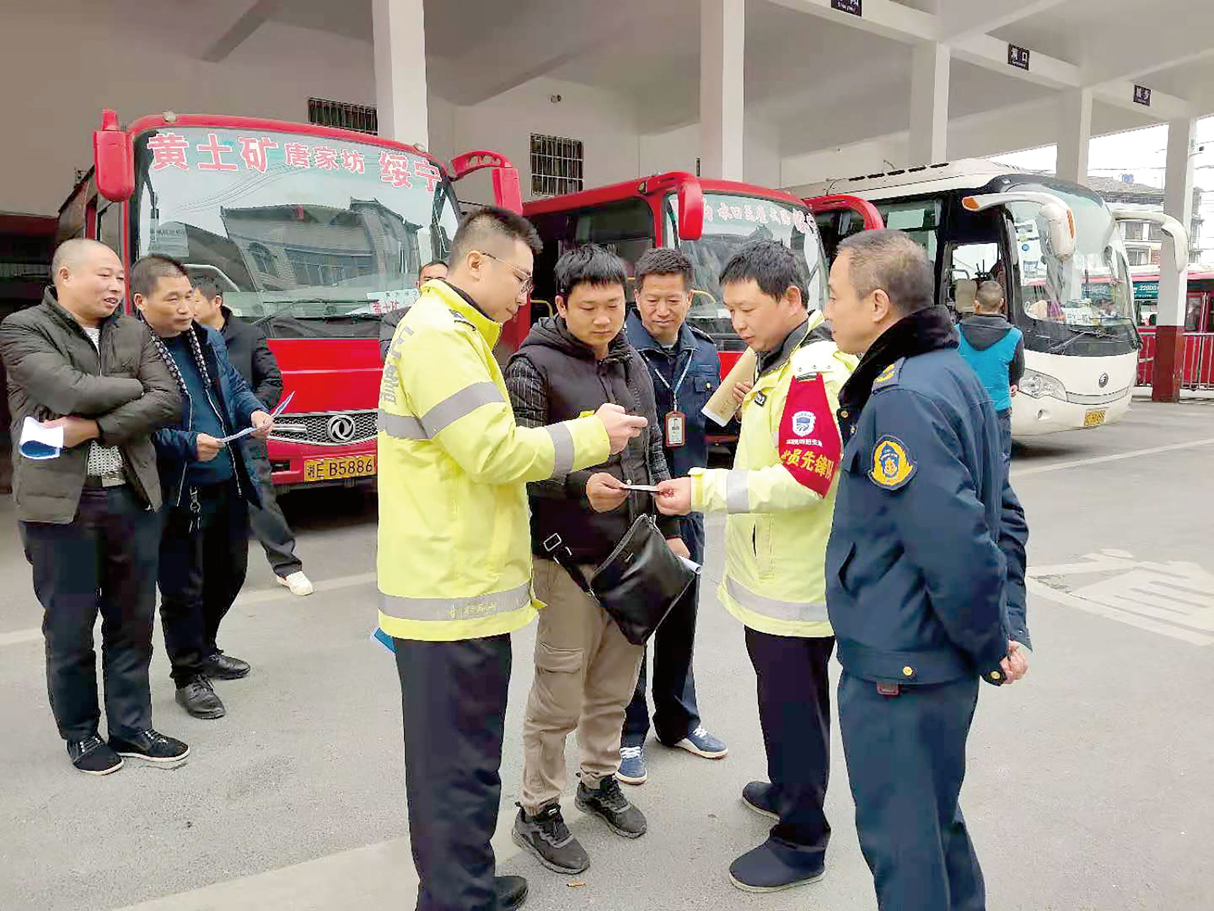 12月2日是全國交通安全日。當(dāng)天上午10時(shí)，綏寧分公司汽車總站舉行“知危險(xiǎn)會避險(xiǎn)、安全文明出行——關(guān)注農(nóng)村交通安全、暢行美麗鄉(xiāng)村”122交通安全日主題宣傳活動。 ? 此活動用生動的事例教育廣大從業(yè)人員樹立美麗鄉(xiāng)村安全暢行責(zé)任意識、服務(wù)意識，進(jìn)一步增強(qiáng)廣大從業(yè)人員安全事故的防范意識、辨別意識，緊急避險(xiǎn)應(yīng)急處理方法。 省高速交警綏寧大隊(duì)、綏寧縣運(yùn)管所等負(fù)責(zé)人到活動現(xiàn)場進(jìn)行指導(dǎo)。  劉永松